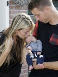 Volendam 13 augustus 2015
Monique Smit met vriend Martijn Molleman en hun pas geboren zoonje Noah.