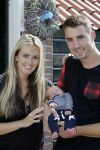 Volendam 13 augustus 2015
Monique Smit met vriend Martijn Molleman en hun pas geboren zoonje Noah.