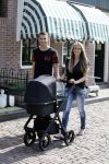 Volendam 13 augustus 2015
Monique Smit met vriend Martijn Molleman en hun pas geboren zoonje Noah.