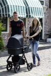 Volendam 13 augustus 2015
Monique Smit met vriend Martijn Molleman en hun pas geboren zoonje Noah.
