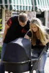 Volendam 13 augustus 2015
Monique Smit met vriend Martijn Molleman en hun pas geboren zoonje Noah.