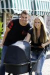 Volendam 13 augustus 2015
Monique Smit met vriend Martijn Molleman en hun pas geboren zoonje Noah.