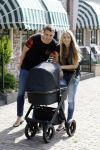Volendam 13 augustus 2015
Monique Smit met vriend Martijn Molleman en hun pas geboren zoonje Noah.