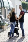 Volendam 13 augustus 2015
Monique Smit met vriend Martijn Molleman en hun pas geboren zoonje Noah.