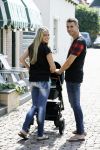 Volendam 13 augustus 2015
Monique Smit met vriend Martijn Molleman en hun pas geboren zoonje Noah.