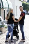 Volendam 13 augustus 2015
Monique Smit met vriend Martijn Molleman en hun pas geboren zoonje Noah.