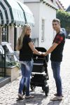 Volendam 13 augustus 2015
Monique Smit met vriend Martijn Molleman en hun pas geboren zoonje Noah.