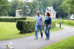 s Gravenland 14 juli 2015
Myrna Goossen laat samen met haar nieuwe vriend Erik Klap de hond uit.