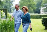 s Gravenland 14 juli 2015
Myrna Goossen laat samen met haar nieuwe vriend Erik Klap de hond uit.