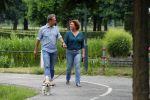 s Gravenland 14 juli 2015
Myrna Goossen laat samen met haar nieuwe vriend Erik Klap de hond uit.