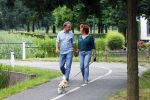 s Gravenland 14 juli 2015
Myrna Goossen laat samen met haar nieuwe vriend Erik Klap de hond uit.
