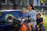Amsterdam 12 juni 2015
Nadja Hupscher met haar 2 kinderen op de fiets