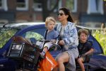 Amsterdam 12 juni 2015
Nadja Hupscher met haar 2 kinderen op de fiets