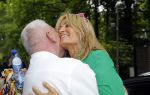 Blaricum 14 juni 2015
Rene Froger heeft een surprise feestje voor zijn vrouw Natasja georganiseerd voor haar 50e verjaardag. Het feest vindt plaats in de tuin van hun huis.