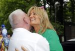 Blaricum 14 juni 2015
Rene Froger heeft een surprise feestje voor zijn vrouw Natasja georganiseerd voor haar 50e verjaardag. Het feest vindt plaats in de tuin van hun huis.