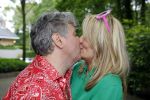Blaricum 14 juni 2015
Rene Froger heeft een surprise feestje voor zijn vrouw Natasja georganiseerd voor haar 50e verjaardag. Het feest vindt plaats in de tuin van hun huis. Natasja met kleindochter Charlie
