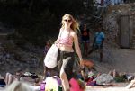 ibiza 2 augustus 2015
Noortje Herlaar met (een) vriend op het meest romantische strandje van ibiza , Beniras. Op Beniras wordt altijd muziek gemaakt tijdens de zonsondergang.