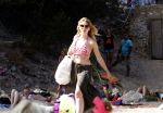ibiza 2 augustus 2015
Noortje Herlaar met (een) vriend op het meest romantische strandje van ibiza , Beniras. Op Beniras wordt altijd muziek gemaakt tijdens de zonsondergang.