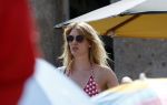 ibiza 2 augustus 2015
Noortje Herlaar met (een) vriend op het meest romantische strandje van ibiza , Beniras. Op Beniras wordt altijd muziek gemaakt tijdens de zonsondergang.
