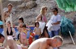 ibiza 2 augustus 2015
Noortje Herlaar met (een) vriend op het meest romantische strandje van ibiza , Beniras. Op Beniras wordt altijd muziek gemaakt tijdens de zonsondergang.