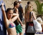 ibiza 2 augustus 2015
Noortje Herlaar met (een) vriend op het meest romantische strandje van ibiza , Beniras. Op Beniras wordt altijd muziek gemaakt tijdens de zonsondergang.