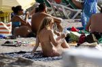 ibiza 2 augustus 2015
Noortje Herlaar met (een) vriend op het meest romantische strandje van ibiza , Beniras. Op Beniras wordt altijd muziek gemaakt tijdens de zonsondergang.