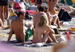 ibiza 2 augustus 2015
Noortje Herlaar met (een) vriend op het meest romantische strandje van ibiza , Beniras. Op Beniras wordt altijd muziek gemaakt tijdens de zonsondergang.