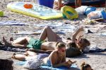ibiza 2 augustus 2015
Noortje Herlaar met (een) vriend op het meest romantische strandje van ibiza , Beniras. Op Beniras wordt altijd muziek gemaakt tijdens de zonsondergang.