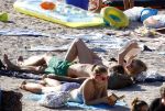 ibiza 2 augustus 2015
Noortje Herlaar met (een) vriend op het meest romantische strandje van ibiza , Beniras. Op Beniras wordt altijd muziek gemaakt tijdens de zonsondergang.