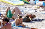ibiza 2 augustus 2015
Noortje Herlaar met (een) vriend op het meest romantische strandje van ibiza , Beniras. Op Beniras wordt altijd muziek gemaakt tijdens de zonsondergang.