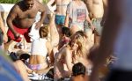 ibiza 2 augustus 2015
Noortje Herlaar met (een) vriend op het meest romantische strandje van ibiza , Beniras. Op Beniras wordt altijd muziek gemaakt tijdens de zonsondergang.