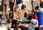 ibiza 2 augustus 2015
Noortje Herlaar met (een) vriend op het meest romantische strandje van ibiza , Beniras. Op Beniras wordt altijd muziek gemaakt tijdens de zonsondergang.