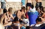 ibiza 2 augustus 2015
Noortje Herlaar met (een) vriend op het meest romantische strandje van ibiza , Beniras. Op Beniras wordt altijd muziek gemaakt tijdens de zonsondergang.