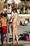 ibiza 2 augustus 2015
Noortje Herlaar met (een) vriend op het meest romantische strandje van ibiza , Beniras. Op Beniras wordt altijd muziek gemaakt tijdens de zonsondergang.