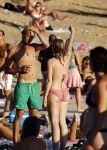 ibiza 2 augustus 2015
Noortje Herlaar met (een) vriend op het meest romantische strandje van ibiza , Beniras. Op Beniras wordt altijd muziek gemaakt tijdens de zonsondergang.