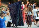 ibiza 2 augustus 2015
Noortje Herlaar met (een) vriend op het meest romantische strandje van ibiza , Beniras. Op Beniras wordt altijd muziek gemaakt tijdens de zonsondergang.