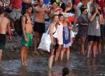 ibiza 2 augustus 2015
Noortje Herlaar met (een) vriend op het meest romantische strandje van ibiza , Beniras. Op Beniras wordt altijd muziek gemaakt tijdens de zonsondergang.