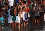 ibiza 2 augustus 2015
Noortje Herlaar met (een) vriend op het meest romantische strandje van ibiza , Beniras. Op Beniras wordt altijd muziek gemaakt tijdens de zonsondergang.