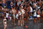 ibiza 2 augustus 2015
Noortje Herlaar met (een) vriend op het meest romantische strandje van ibiza , Beniras. Op Beniras wordt altijd muziek gemaakt tijdens de zonsondergang.