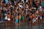 ibiza 2 augustus 2015
Noortje Herlaar met (een) vriend op het meest romantische strandje van ibiza , Beniras. Op Beniras wordt altijd muziek gemaakt tijdens de zonsondergang.