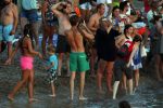 ibiza 2 augustus 2015
Noortje Herlaar met (een) vriend op het meest romantische strandje van ibiza , Beniras. Op Beniras wordt altijd muziek gemaakt tijdens de zonsondergang.