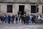 Amsterdam 16 juni 2015
Prinses Beatrix en Koning Willem Alexander arriveren bij het paleis op de dam. publiek pers en politie