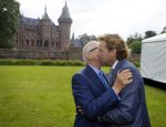 Haarzuilens 17 juni 2015
Haringparty op kasteel de Haar. Pieter v Vollenhoven met zoon Floris en ...