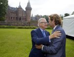 Haarzuilens 17 juni 2015
Haringparty op kasteel de Haar. Pieter v Vollenhoven met zoon Floris en ...