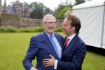 Haarzuilens 17 juni 2015
Haringparty op kasteel de Haar. Pieter v Vollenhoven met zoon Floris en ...