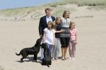 Wassenaar 10 juli 2015
Fotouurtje met Koningin Maxima Koning Willem Alexander en de prinsesjes Amalia Alexia en Ariane op het strand van Wassenaar.