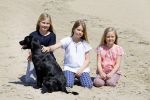 Wassenaar 10 juli 2015
Fotouurtje met Koningin Maxima Koning Willem Alexander en de prinsesjes Amalia Alexia en Ariane op het strand van Wassenaar.