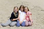 Wassenaar 10 juli 2015
Fotouurtje met Koningin Maxima Koning Willem Alexander en de prinsesjes Amalia Alexia en Ariane op het strand van Wassenaar.