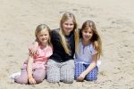 Wassenaar 10 juli 2015
Fotouurtje met Koningin Maxima Koning Willem Alexander en de prinsesjes Amalia Alexia en Ariane op het strand van Wassenaar.
