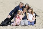 Wassenaar 10 juli 2015
Fotouurtje met Koningin Maxima Koning Willem Alexander en de prinsesjes Amalia Alexia en Ariane op het strand van Wassenaar.